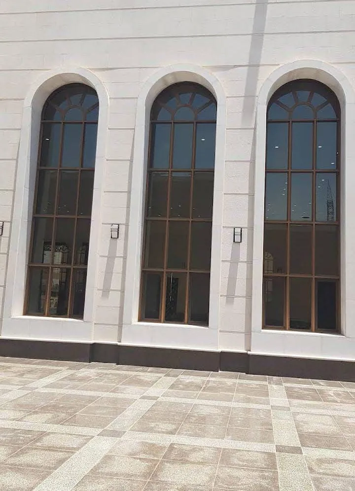 الأقواس والنوافذ المقوّسة