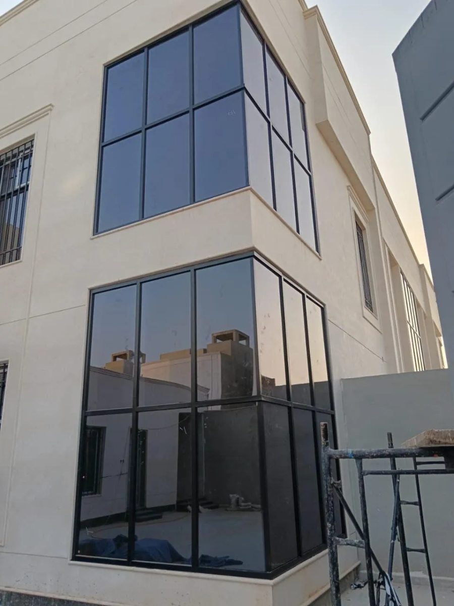 زوايا زجاجية على واجهة حجرية