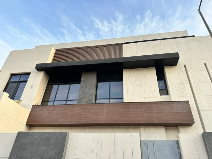 واجهة فيلا بالحجر وتكسية بلون الخشب