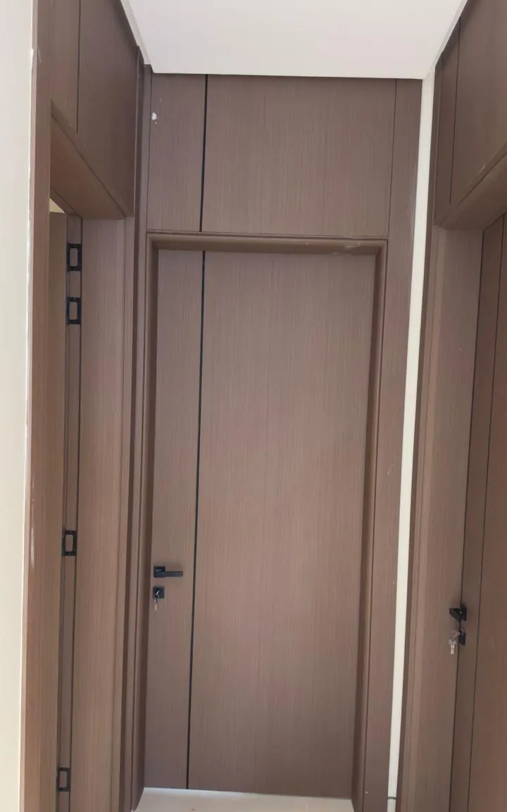 أبواب ومداخل بلون خشبي دافئ 2