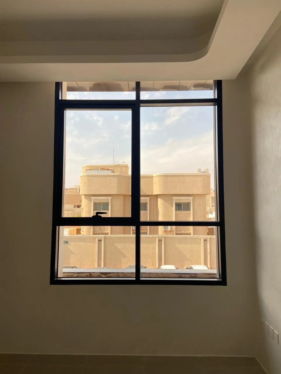 زجاج منزلق بقطاعات ألمنيوم سوداء 1