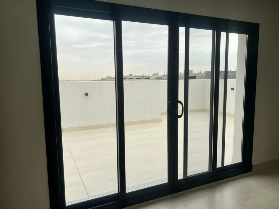 زجاج منزلق بقطاعات ألمنيوم سوداء 3