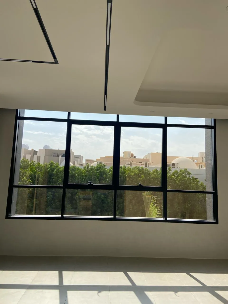 زجاج منزلق بقطاعات ألمنيوم سوداء